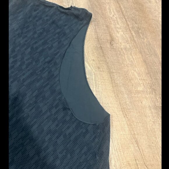 Gymshark Cut off tank Size XL - Picture 3 of 8